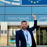 Alessandro Zan davanti alla sede del Parlamento europeo a Bruxelles nella foto da lui postata