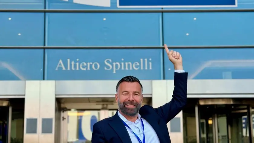 Alessandro Zan davanti alla sede del Parlamento europeo a Bruxelles nella foto da lui postata