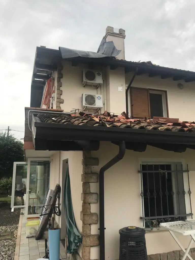 Ingentissimi i danni riportati da Latisana e a Latisanotta. A fare un primo bilancio è sindaco Lanfranco Sette che ha così commentato il maltempo che nella notte tra mercoledì e giovedì si è abbattuto sulla Bassa colpendo in particolar modo la zona di Latisana. Al momento, come riporta il primo cittadino, Via Roma e Via Gaspari si presentano con molti alberi divelti dal parco Gaspari. La situazione peggiore si registra però in via Trieste dove numerose abitazioni sono state scoperchiate e si sono riempite d’acqua. In un caso un tetto è letteralmente volato via planando su alcune auto parcheggiate. La protezione civile è al lavoro con i vigili del fuoco e verranno utilizzati anche i macchinari del Comune per rimuovere i detriti e gli alberi”. Il sindaco raccomanda di evitare, per ora le arterie principali della città. Qui la situazione aggiornata
