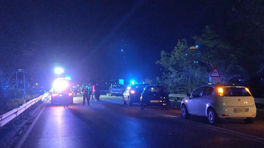 E' di quattro morti e due feriti il bilancio di un tragico incidente stradale avvenuto sulla statale 100 Taranto-Bari, dopo lo svincolo per Mottola, 27 novembre 2023. Due auto si sono scontrate all'altezza di una galleria. Sul posto sono intervenute ambulanze del 118, vigili del fuoco, carabinieri, polizia stradale e tecnici dell'Anas. ANSA/INGENITO