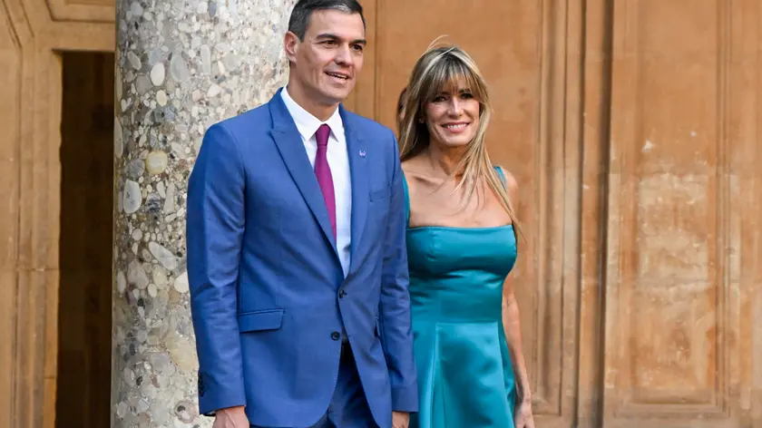 epa10901974 Spain's acting Minister Pedro Sanchez (L) and his wife Begona Gomez (R) arrive to Carlos V Palace in the framework of the third meeting of the European Political Community in Granada, Spain, 05 October 2023. EPA/MIGUEL ANGEL MOLINA