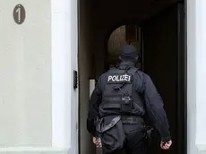 epa10885640 A police officer walks during a raid at the practice and flat of Gerhard H., a doctor and suspected member of the 'Artgemeinschaft' far-right group in Essen, Germany, 27 September 2023. German Interior Minister Nancy Faeser on 27 September announced the ban of the 'deeply racist and antisemitic right-wing extremist' association, including all its sub-organizations. Police forces have been searching 26 apartments of 39 suspected members and the group's premises in twelve federal states. EPA/FRIEDEMANN VOGEL
