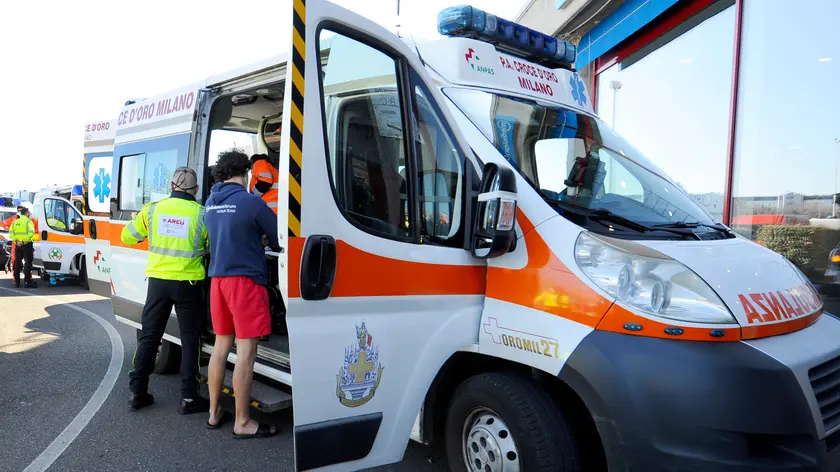 Un problema durante la manutenzione della piscina ha provocato una leggera intossicazione per una decina di persone e l'evacuazione di tutto il Forum di Assago, e sul posto sono presenti due automediche e sei ambulanze che stanno assistendo le persone che accusano fastidi per il forte odore che si è sprigionato, oltre ai vigili del fuoco e ai carabinieri, 17 febbraio 2022. Nel corso della manutenzione trimestrale dei prodotti chimici utilizzati per la piscina, l'addetto di una ditta esterna ha probabilmente sbagliato la composizione delle sostanze in un contenitore, provocando una reazione gassosa che, dai locali sotto la vasca dove stava lavorando, si è sprigionata in tutto l'impianto. ANSA/ SERGIO PONTORIERO