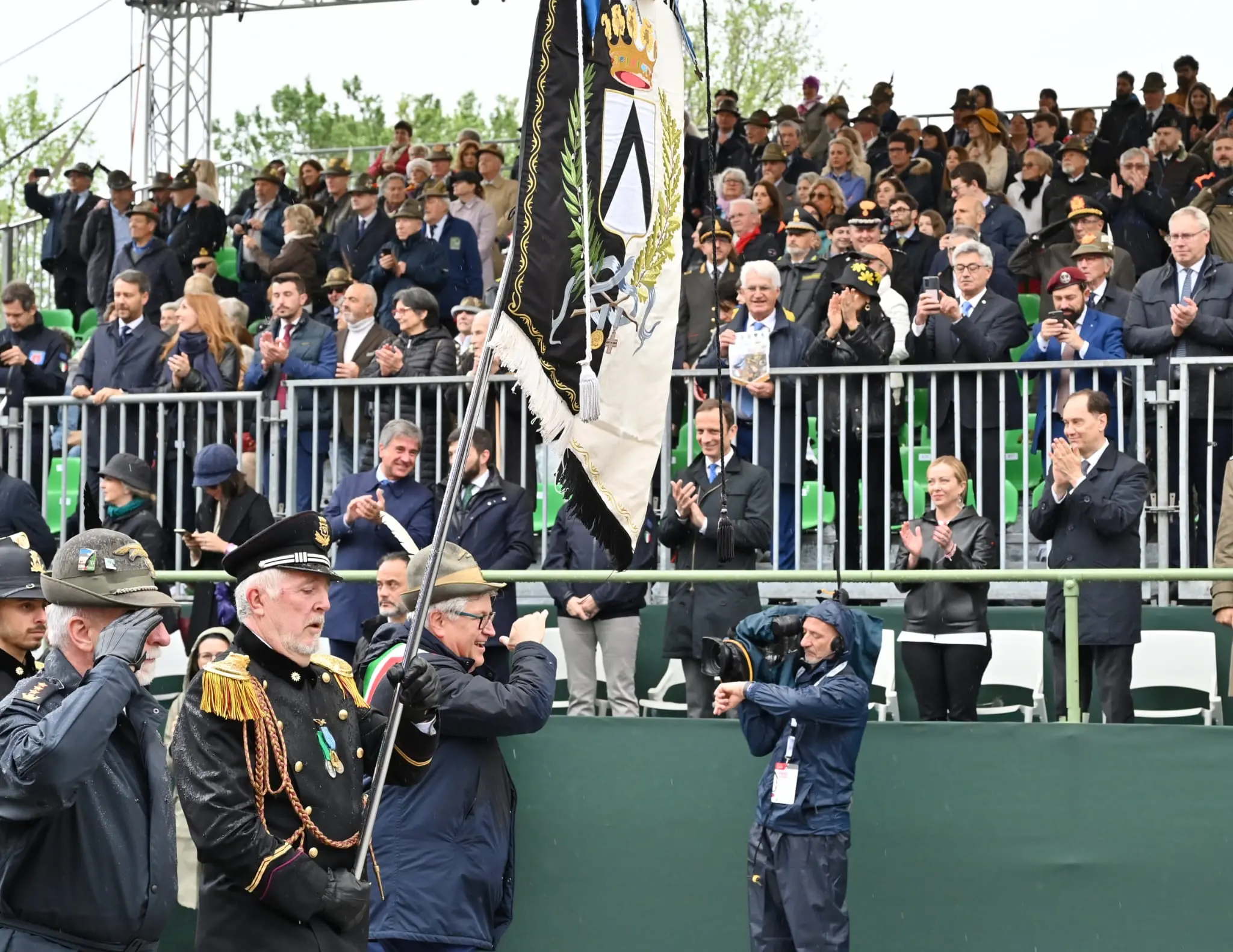 Tantissima emozione per la sfilata degli alpini: marciano 70 mila penne nere. Presente anche il presidente del consiglio, Giorgia Meloni, che ha indossato il cappello da alpino. Ad aprire il corteo lo striscione dell'Adunata (Alpini, la più bella famiglia) seguiti dalla Fanfara della Julia e dal gonfalone di Udine. Dopo in marcia le portatrici carniche, uno striscione dedicato a Cainero e il labaro con il ministro della Difesa Crosetto (Foto Petrussi, Seu, Cescon)