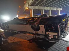 Rescue personnel work at the site where a passenger bus with people on board fell from an elevated section ending up on the railway track that runs alongside the road in Mestre, near Venice, Italy, 03 October 2023. There are at least 21 confirmed deaths and 15 injured. ANSA/ANDREA MEROLA (bus, incidente stradale, cavalcavia, vigili fuoco, generica, pompieri)
