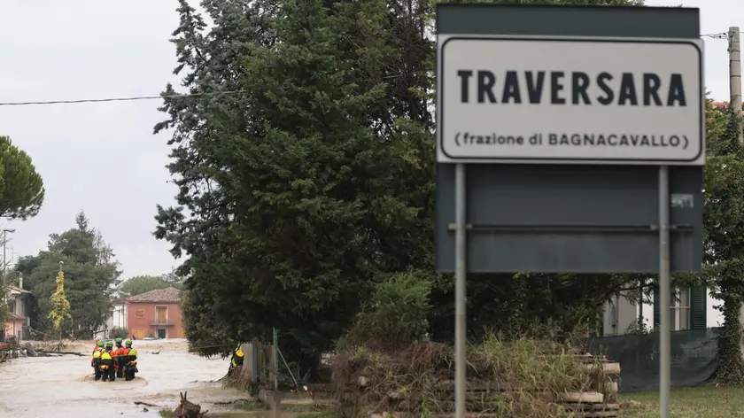 Le operazioni di soccorso e salvataggio delle persone a Traversara, la frazione di Bagnacavallo allagata dopo la rottura dell'argine del fiume Lamone, 19 settembre 2024. /// Rescue and lifesaving operations of people in Traversara, the hamlet of Bagnacavallo flooded after the break of the Lamone river embankment, in Traversara, Emilia-Romagna region, Italy, 19 September 2024. ANSA/ FABRIZIO ZANI