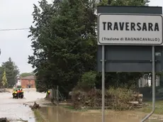 Le operazioni di soccorso e salvataggio delle persone a Traversara, la frazione di Bagnacavallo allagata dopo la rottura dell'argine del fiume Lamone, 19 settembre 2024. /// Rescue and lifesaving operations of people in Traversara, the hamlet of Bagnacavallo flooded after the break of the Lamone river embankment, in Traversara, Emilia-Romagna region, Italy, 19 September 2024. ANSA/ FABRIZIO ZANI