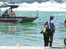 In una foto fornita dai Vigili del Fuoco, sommozzatori dei vigili del fuoco impegnati nelle ricerche nelle acque del Brenta, a Campo San Martino (Padova), 15 luglio 2024. Ieri un giovane cingalese era entrato in acqua forse per recuperare un pallone, quando è andato in difficolta. Un'altra persona, un romeno 30enne è entrato in acqua per aiutarlo, ma entrambi sono scomparsi. Alle 22:40 di ieri è stato recuperato dai sommozzatori di Vicenza il primo corpo, quello del romeno. Stamani è stato recuperato il corpo privo di vita del giovane cingalese 23enne. ANSA +++ HO NO SALES - DITORIAL USE ONLY +++ o +++ ANSA PROVIDES ACCESS TO THIS HANDOUT PHOTO TO BE USED SOLELY TO ILLUSTRATE NEWS REPORTING OR COMMENTARY ON THE FACTS OR EVENTS DEPICTED IN THIS IMAGE; NO ARCHIVING; NO LICENSING +++