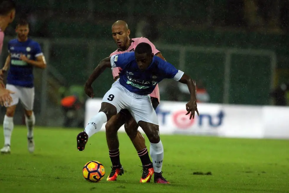 Palermo's Aitam Aleesami (L) and Udinese's Duvan Zapata in action during the Italian Serie A soccer match US Palermo vs Udinese Calcio at Renzo Barbera stadium in Palermo, Sicily island, Italy, 27 October 2016. ANSA/CORRADO LANNINO