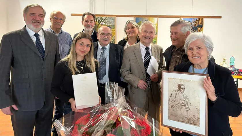 La neodottoressa Lavinia Lauber (con in mano la tesi su don De Roja) e i componenti dell’associazione