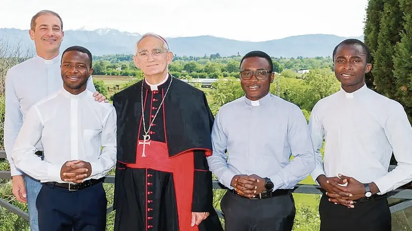 Da sinistra il rettore don Antonello, don Dominique Assosolm Mandjami, il vescovo Lamba, don Bernard Emmanuel Appiah e don Raymond Darkwah