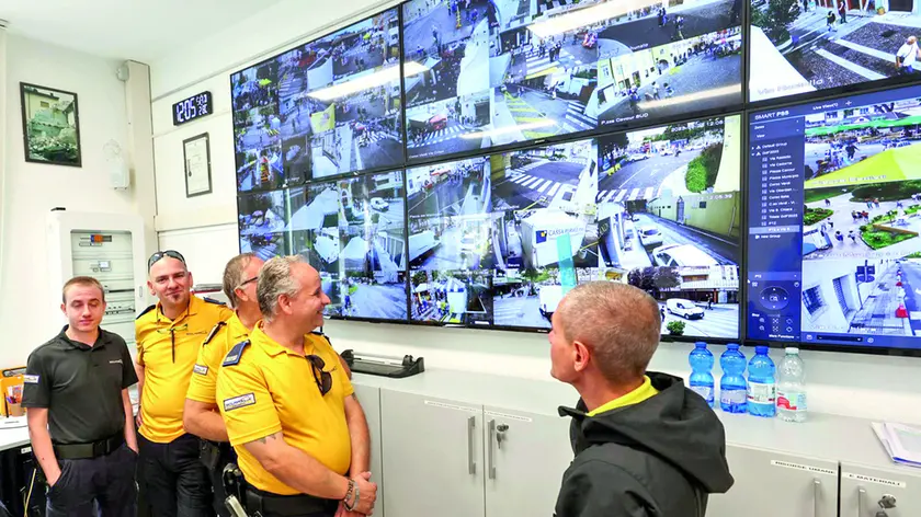 La sala operativa con le immagini delle telecamere dislocate a Gorizia