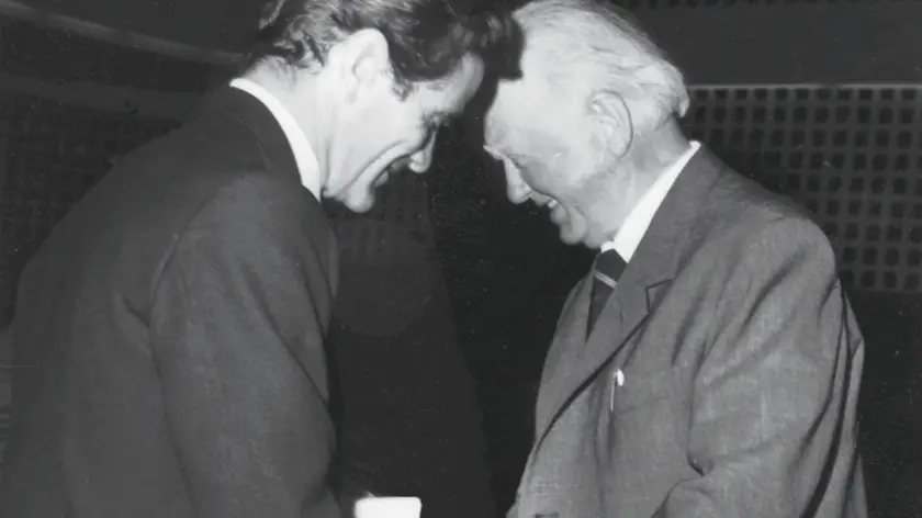 Pier Paolo Pasolini e Biagio Marin e, in basso, la copertina del volume curato da Pericle Camuffo