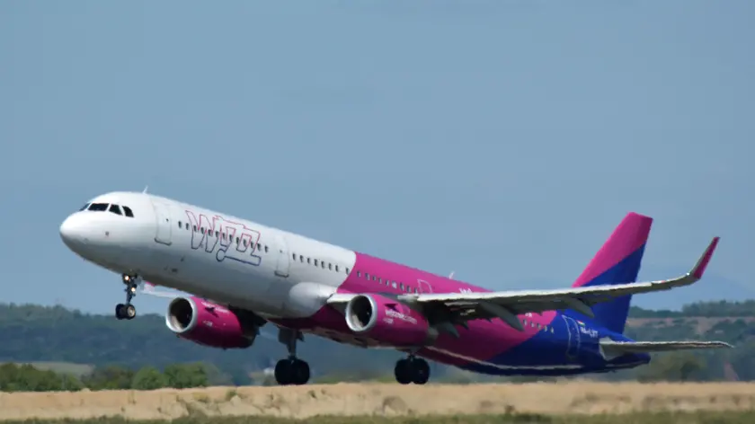 Un aereo della compagnia low cost ungherese Wizzair in fase di decollo dall'aeroporto di Roma Fiumicino, 13 maggio 2021. La compagnia aerea Wizz Air ha annunciato oggi la sua 43esima base a Roma insieme al maggior numero di rotte mai annunciato contemporaneamente. Il vettore, infatti ha annunciato che baserà 4 Airbus A321neo all'aeroporto di Roma Fiumicino già a partire da luglio 2021. Le 32 nuove rotte annunciate oggi, verso 19 paesi, andranno ad integrare le 25 rotte già operate dagli aeroporti di Roma Fiumicino e Roma Ciampino. Wizz Air ha iniziato a volare in in Italia nel 2004 e da allora ha trasportato oltre 40 milioni di passeggeri da e verso l'Italia sulle sue oltre 200 rotte. ANSA/TELENEWS