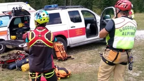 La vittima è stata trovata senza vita alla base del canalone nord. In campo anche il Cnsas Fvg