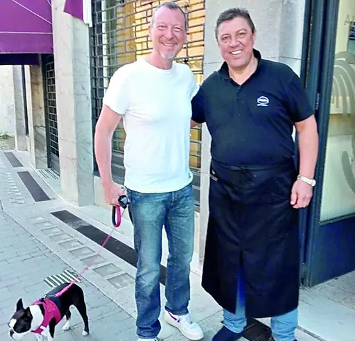 Amadeus con la cagnolina Kira insieme a Paolo Schiffo (Al Pavone)