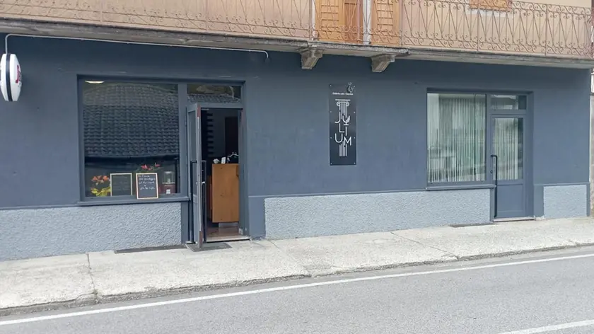 L’osteria con cucina Julium di Zuglio dove il titolare ha allargato il parcheggio per i clienti