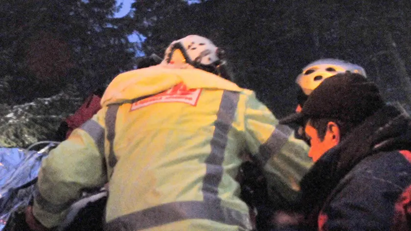 E' morto Marco Corvisiero, il maestro di sci di 30 anni di Santo Stefano d'Aveto travolto da una valanga oggi, 30 gennaio 2011. L'uomo e' morto mentre i soccorritori lo trasportavano verso una ambulanza pronta per partire dalla localita' di montagna verso Genova. Nella foto un momento dei soccorsi. ANSA/ LUCA ZENNARO