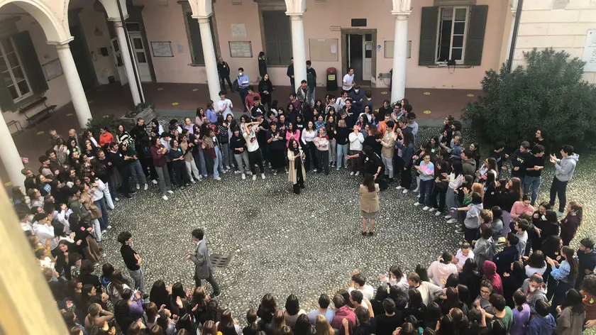 La preside chiede al bidello di lavarle i vetri dell'auto e gli studenti, in segno di solidarietà, occupano il cortile per una assemblea di un'ora e mezza. E' accaduto questa mattina al liceo classico Arnaldo di Brescia. In solidarietà al bidello, i ragazzi hanno poi dato vita ad un corteo per i corridoi mostrando sul petto post-it con la scritta "io sono Gerardo", il nome dell'operatore scolastico da anni in servizio presso l'istituto. ANSA/FILIPPO VENEZIA