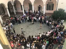 La preside chiede al bidello di lavarle i vetri dell'auto e gli studenti, in segno di solidarietà, occupano il cortile per una assemblea di un'ora e mezza. E' accaduto questa mattina al liceo classico Arnaldo di Brescia. In solidarietà al bidello, i ragazzi hanno poi dato vita ad un corteo per i corridoi mostrando sul petto post-it con la scritta "io sono Gerardo", il nome dell'operatore scolastico da anni in servizio presso l'istituto. ANSA/FILIPPO VENEZIA