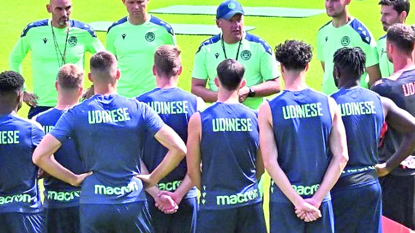 Mister Kosta Runjaic istruisce la squadra durante un allenamento: il primo alla sua destra è il vice Przemyslaw Malecki