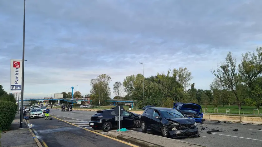 Il luogo del grave incidente avvenuto in viale Forlanini a Milano, 01 novembre 2023. Un morto sul posto, probabilmente un secondo deceduto in ospedale. ANSA/ ANDREA FASANI