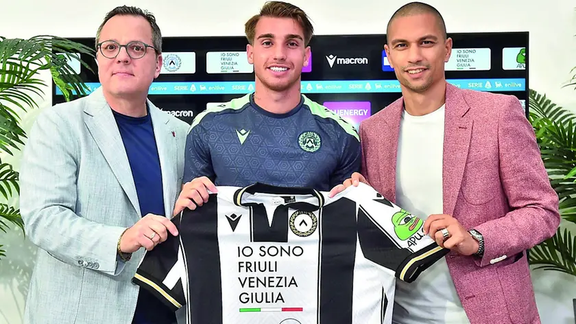 L’attaccanete spagnolo Iker Bravo mostra la maglia dell’Udinese, assieme al direttore generale Franco Collavino e a quello dell’area tecnica Gokhan Inler