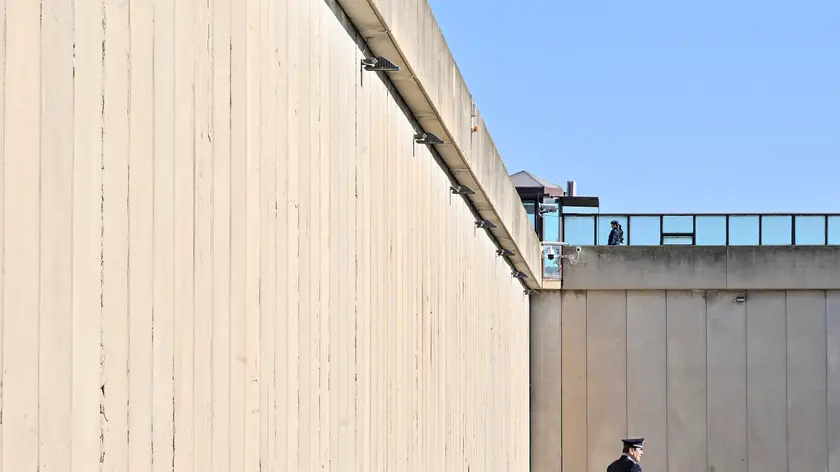 La Casa Circondariale di Civitavecchia, Roma, 1 febbraio 2024. ANSA/ALESSANDRO DI MEO (carcere, carceri, carcerato, carcerati, detenuto, detenuta, detenute, detenuti, detenzione, reclusione, agente, agenti, polizia penitenziaria, sbarre, muro, muri, muro di cinta, sentinella, telecamera, telecamere, sorveglianza, penitenziario, generica, simbolica)