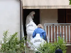 I rilievi della polizia scientifica sul luogo del duplice omicidio a Fano, 24 giugno 2024. L'uomo, di 75 anni, ha la testa fracassata con un corpo contundente, la moglie di 70 è stata soffocata forse per strangolamento. A dare l'allarme il figlio poco più che 40enne che abita al piano di sopra dell'abitazione. L'uomo, che ha dichiarato di essere estraneo all'uccisione dei genitori, è sotto interrogatorio. Nella casa c'è stata una lotta, l'anziano ha tentato di difendersi senza riuscirci. ANSA/ DAVIDE GENNARI