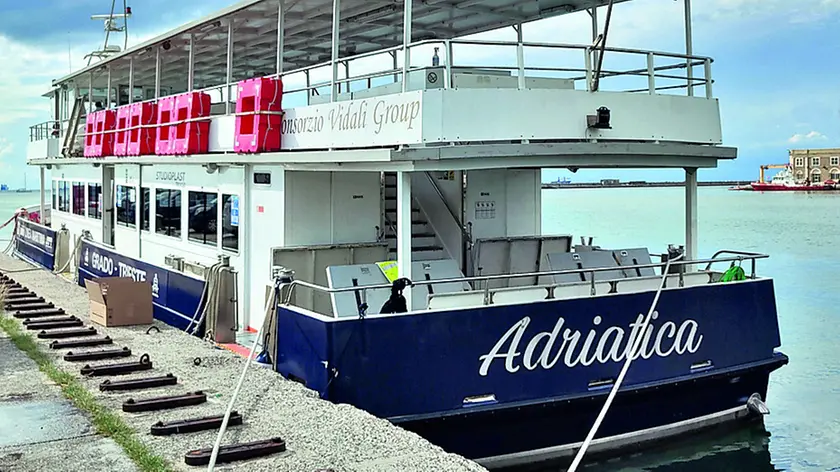 La Capitaneria di Porto di Trieste impone lo stop alla navigazione alla motonave che collega Grado e Lignano
