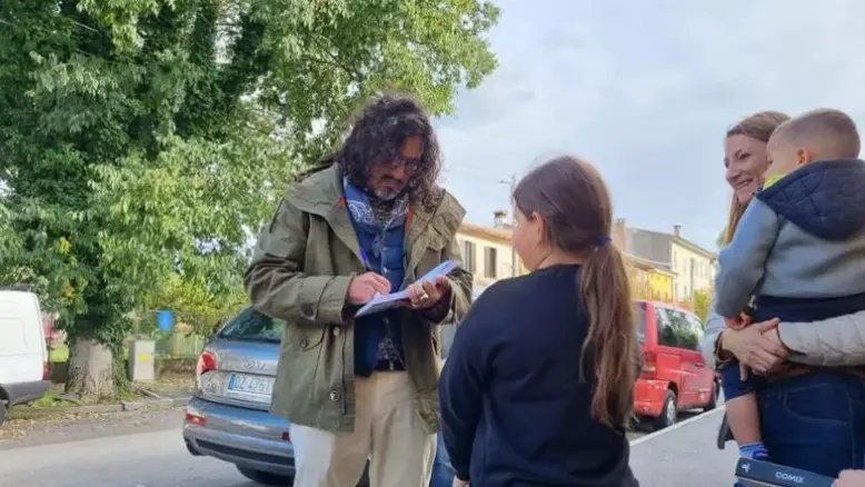 Alessandro Borghese firma autografi a Gorizia in una pausa delle riprese di “4 Ristoranti”
