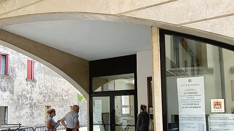 L’ingresso dell’ufficio protocollo del municipio di Sacile