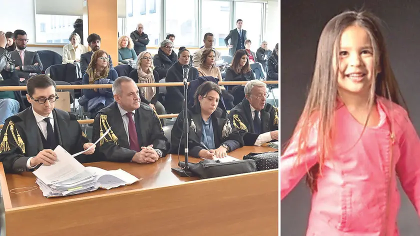 Il tavolo degli avvocati della difesa e, a destra, Penelope Cossaro: la bambina aveva 7 anni