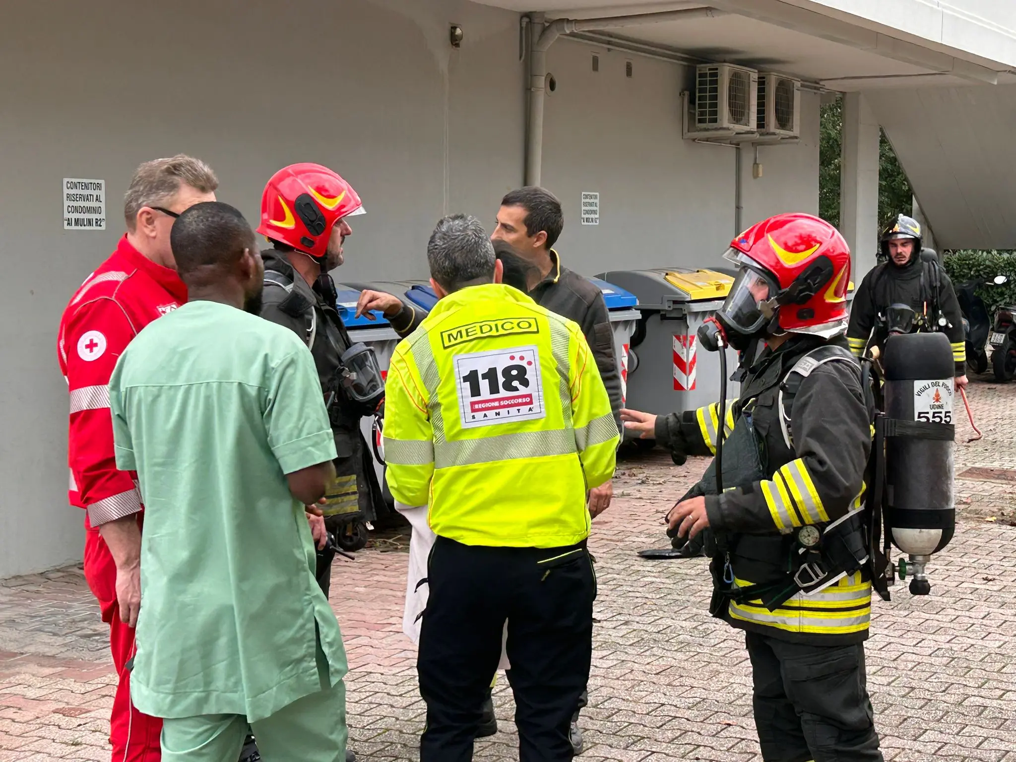 Ben 5 mezzi sono serviti per prestare soccorso ai residenti del condominio di via Pirona, in località Cussignacco (Udine)