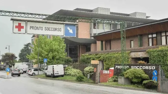 L'uomo si è procurato la frattura di una gamba