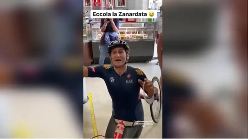 Un post tratto dal profilo Instagram di Alex Zanardi:"Siamo arrivati a Brolio": con un video postato su Instagram Alex Zanardi ha ringraziato gli abitanti della frazione di Castiglion Fiorentino, in provincia di Arezzo, tappa della sua Staffetta tricolore. "Solo in Italia accadono certe cose", ha detto l'atleta paralimpico mostrando un ciondolo a forma di cuore con i colori dell'Italia, omaggio dei residenti che lo hanno accolto all'arrivo. Poco dopo il drammatico incidente vicino a Pienza. INSTAGRAM ALEX ZANARDI +++ATTENZIONE LA FOTO NON PUO' ESSERE PUBBLICATA O RIPRODOTTA SENZA L'AUTORIZZAZIONE DELLA FONTE DI ORIGINE CUI SI RINVIA+++