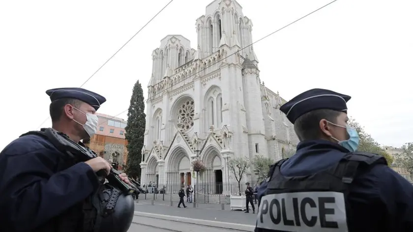 Due poliziotti presidiano la chiesa di Notre-Dame a Nizza, dopo l’attacco