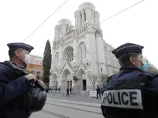 Due poliziotti presidiano la chiesa di Notre-Dame a Nizza, dopo l’attacco
