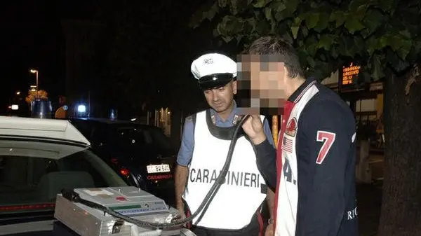 Carabiniere sottopone un automobilista all'alcoltest (foto d'archivio)