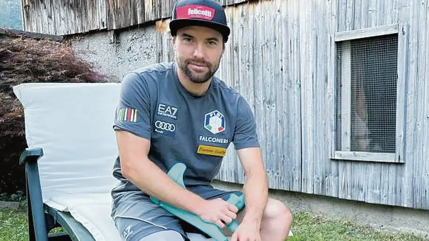 Un convalescente Alessandro Pittin, 33 anni, nella sua casa di Predazzo in Val di Fiemme