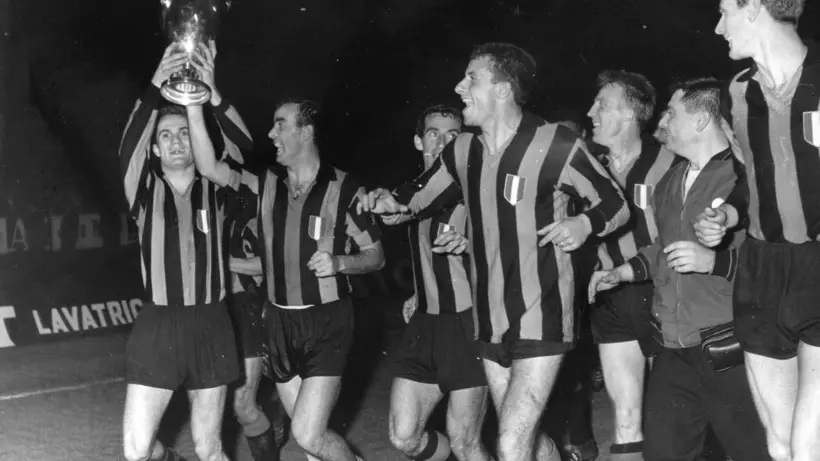 VIENNA,27 MAGGIO 1964 FINALE COPPA CAMPIONI, INTER BATTE REAL MADRID PER 3 A 1 E CONQUISTA LA COPPA DEI CAMPIONI, SANDRO MAZZOLA E MARIO CORSO SOSTENGONO LA COPPA CIRCONDATI DAGLI ALTRI GIOCATORI, ANNI 60, B/N, 03-00025550