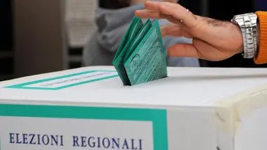 20100328-ROMA-POL-REGIONALI: LAZIO. Un particolare di una mano mentre inserisce la scheda nell'urna, in una scuola nel centro di Roma, oggi 28 marzo 2010. ANSA / CLAUDIO ONORATI/on