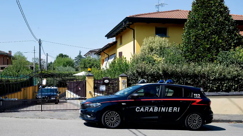 I Carabinieri di Parma sul luogo in cui sono stati ritrovati i resti di un bambino piccolo sepolto a Vignale di Traversetolo (Parma) nello stesso giardino dove il 9 agosto stato riesumato dal terreno un neonato, seppellito e morto a quanto pare qualche giorno prima. Parma, 14 Settembre 2024. ANSA /ELISABETTA BARACCHI