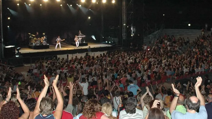 ANTEPRIMA Lignano 19 LUGLIO 2006.i Pooh in concerto all'arena Copyright Massimo Turco Foto Agency Anteprima Udine