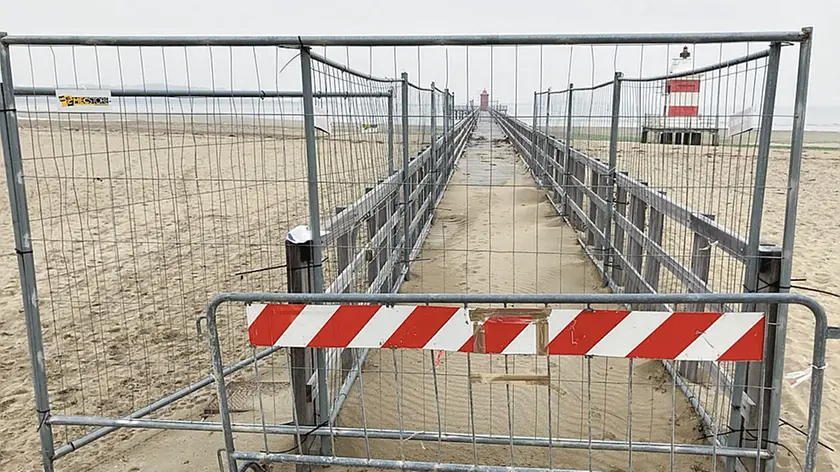 Il pontile del Faro Rosso danneggiato dopo la mareggiata di novembre