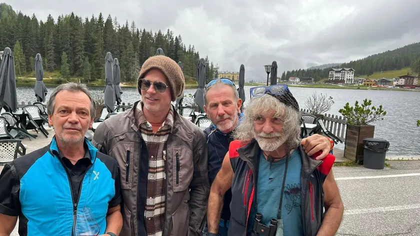 Brad Pitt con Mauro Corona, Ferruccio e Lorenzo Quinz a Misurina