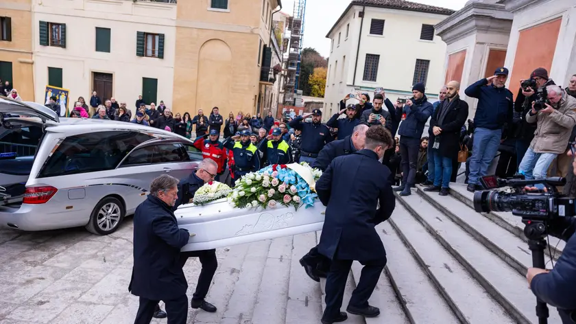 Un momento dei funerali di Vanessa Ballan nel Duomo di Castelfranco Veneto, 29 dicembre 2023. ANSA/SIMONE MASETTO
