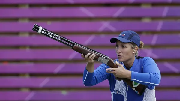 Italy's Chiara Cainero shoots during the women's skeet final at the 2012 Summer Olympics, Sunday, July 29, 2012, in London. (AP Photo/Rebecca Blackwell)