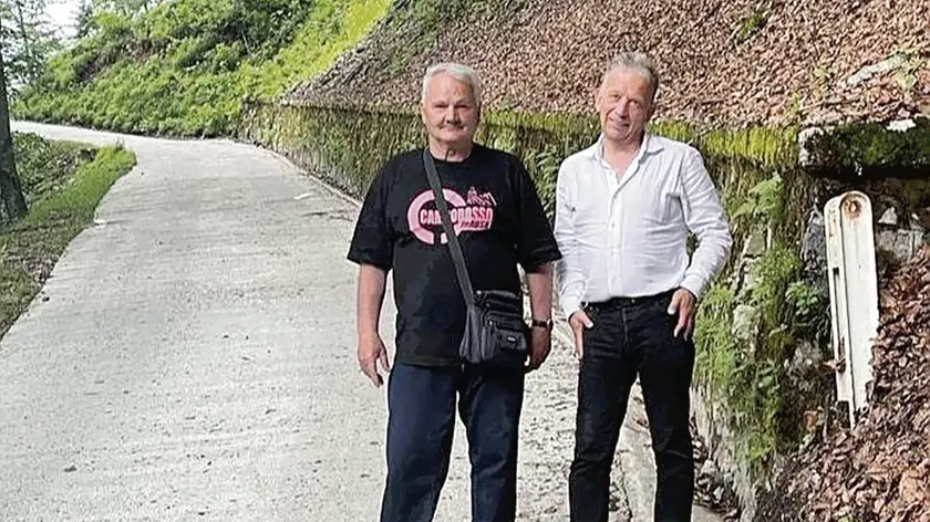 Da destra il presidente della Vicinia Maurizio Lattisi e il volontario Maurizio Michelotti sulla strada