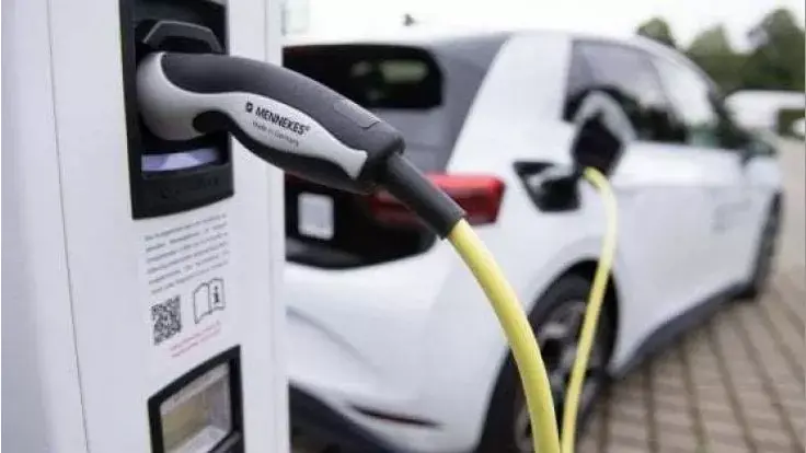 Una colonnina per la ricarica di una vettura elettrica